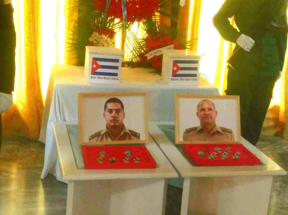 Miembros de la FAR despiden a combatientes fallecidos en el accidente del helicóptero cumpliendo con su deber, nuestro más sentido pésame a familiares y amigos.
 #LatirXUn26Avileño .
#CubaEsSuRevolucion.
#LatirAvileño .