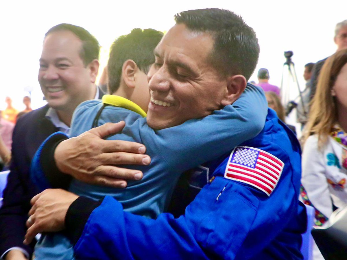 Una razón poderosa llevó al coronel Frank Rubio al <a href="/MuseoTinMarin/">Tin Marín</a>: el astronauta de la <a href="/NASA/">NASA</a> tenía un regalo único para los niños salvadoreños: una bandera de El Salvador que él llevó al espacio. Su objetivo al entregar este presente fue que el museo conserve una pieza histórica