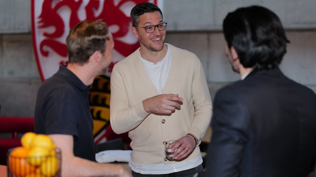 VfB's tweet photo. 20 VfB-Legenden, zahlreiche Anekdoten und Erinnerungen sowie eine stimmungsvolle Feier - das war der Legendenabend. Schön, dass ihr da wart!⚪️🔴
🗞️ Zum Bericht: https://t.co/KzSAHiw6py
#VfB https://t.co/0eSERdOFts