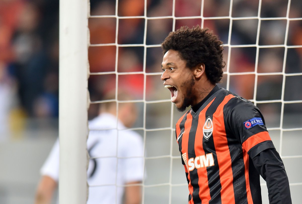 🎂 Luiz Adriano, um dos jogadores brasileiros que marcaram hat-tricks na Champions League 🇧🇷 🧐 Confira os outros 👉spr.ly/6011wQqxV @LuizAdriano_9 | #UCL