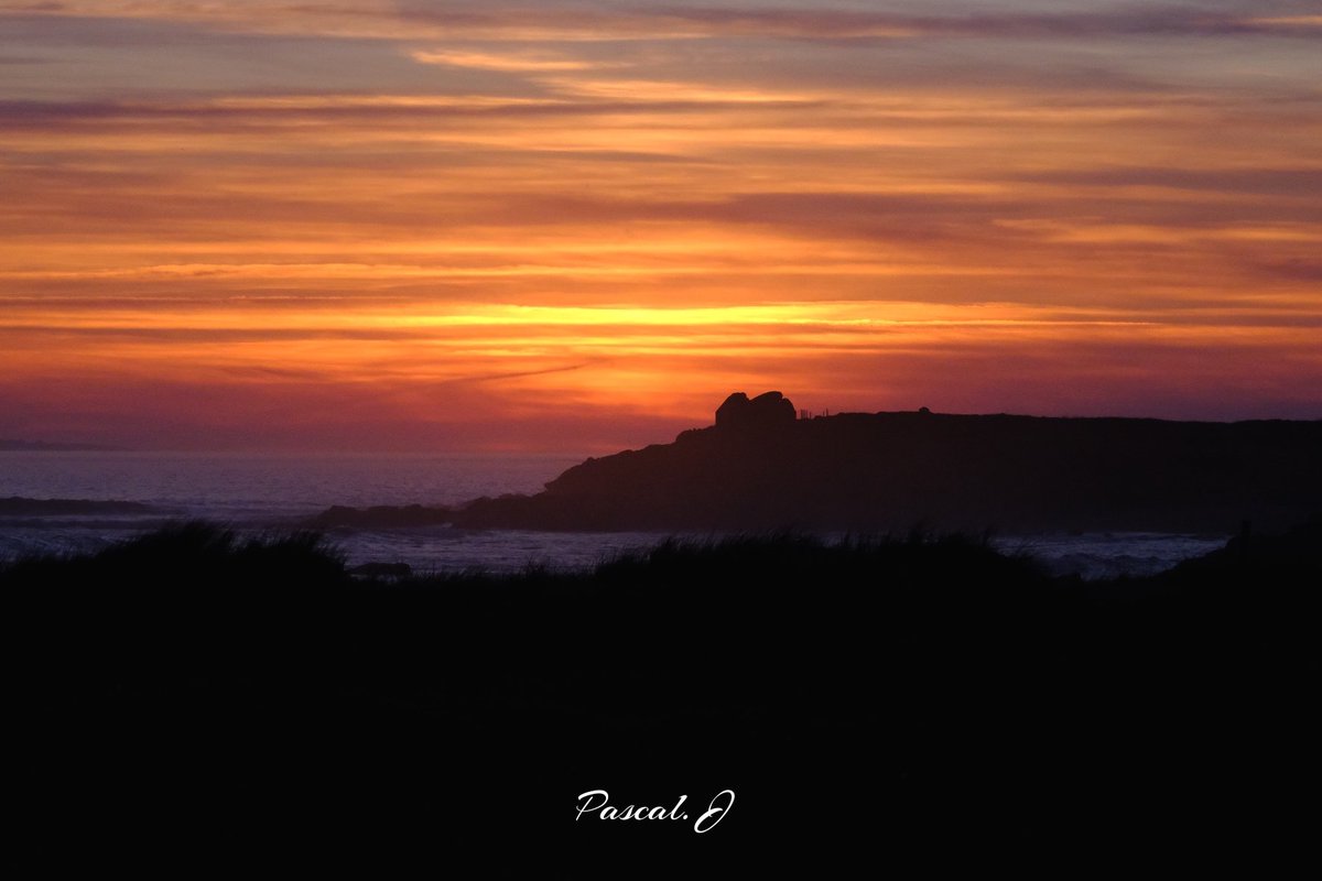 Ce soir à #Erdeven plage de #Kerhillio 🤗 Faites de beaux rêves les amis 😊
#Bretagne #MagnifiqueBretagne #morbihan #morbihantourisme #MagnifiqueFrance #quiberontourisme #bzh #breizh #BaladeSympa #travel #voyage #Trip #sunset #sun #photo #photographer #photographie #fujifilm