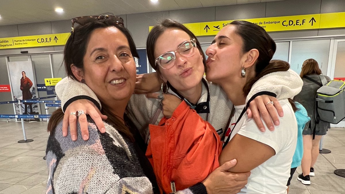 Los besos vuelan todos los días aquí en el Aeropuerto de Santiago. Los vemos en reencuentros, despedidas, entre parejas, amigos y familiares. Hoy celebramos el Día Internacional del Beso con algunos recuerdos que nos compartieron nuestros/as pasajeros/as.