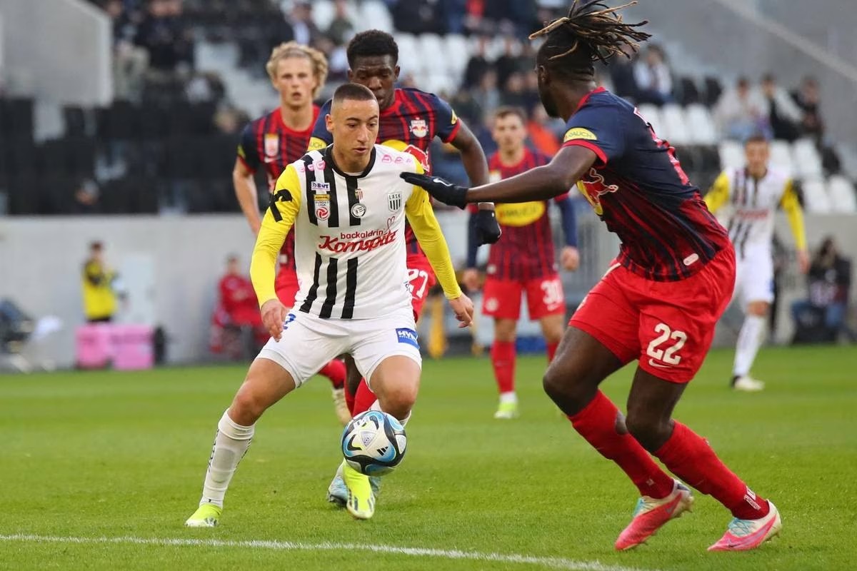 Marin Ljubičić scored a hattrick in LASK's big 3-1 win against RB Salzburg.

He scored two goals in the first half within just eight minutes, and he scored another goal in the second half to complete his hat-trick.

Seven goals and one assist in the league this season. 🚨