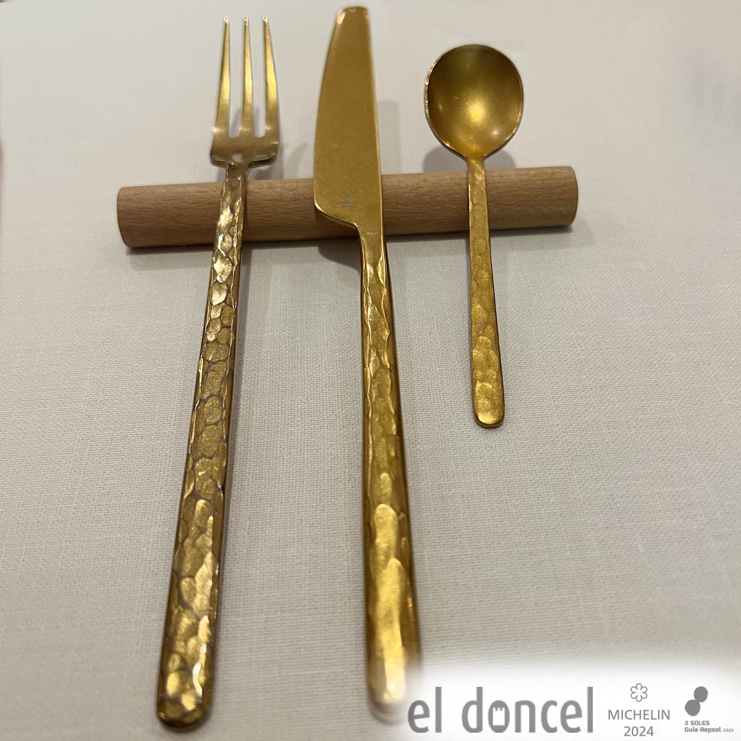 eldoncel_'s tweet photo. La refinada y elegante cubertería de #eldoncelrestaurante, reluciente y delicada, acompaña cada bocado con la promesa de una experiencia gastronómica memorable.
#eldoncel #gastronomía #gastronomy #restaurante #restaurant #ExperienciaCulinaria #estrellamichelin⭐️ #guiarepsol☀️ https://t.co/vs3WkBWtl8