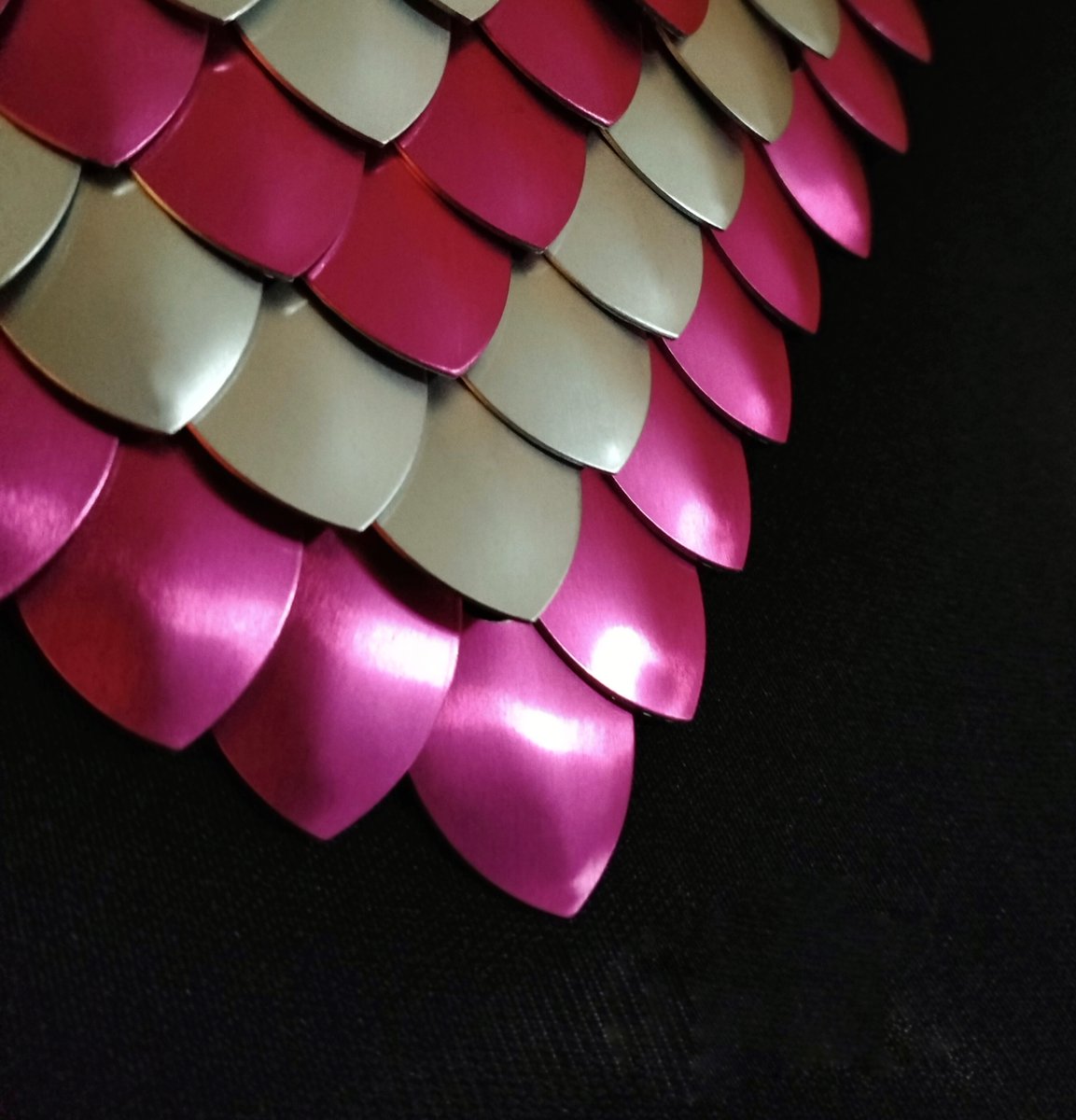 kristin_morgue's tweet image. I wish I had another 2 - 3 weeks to prepare for Wednesday's event/market. 😭 I still have so much I want to get done!
#chainmaille #scalemaille #apparitionatelier #crafter #armour