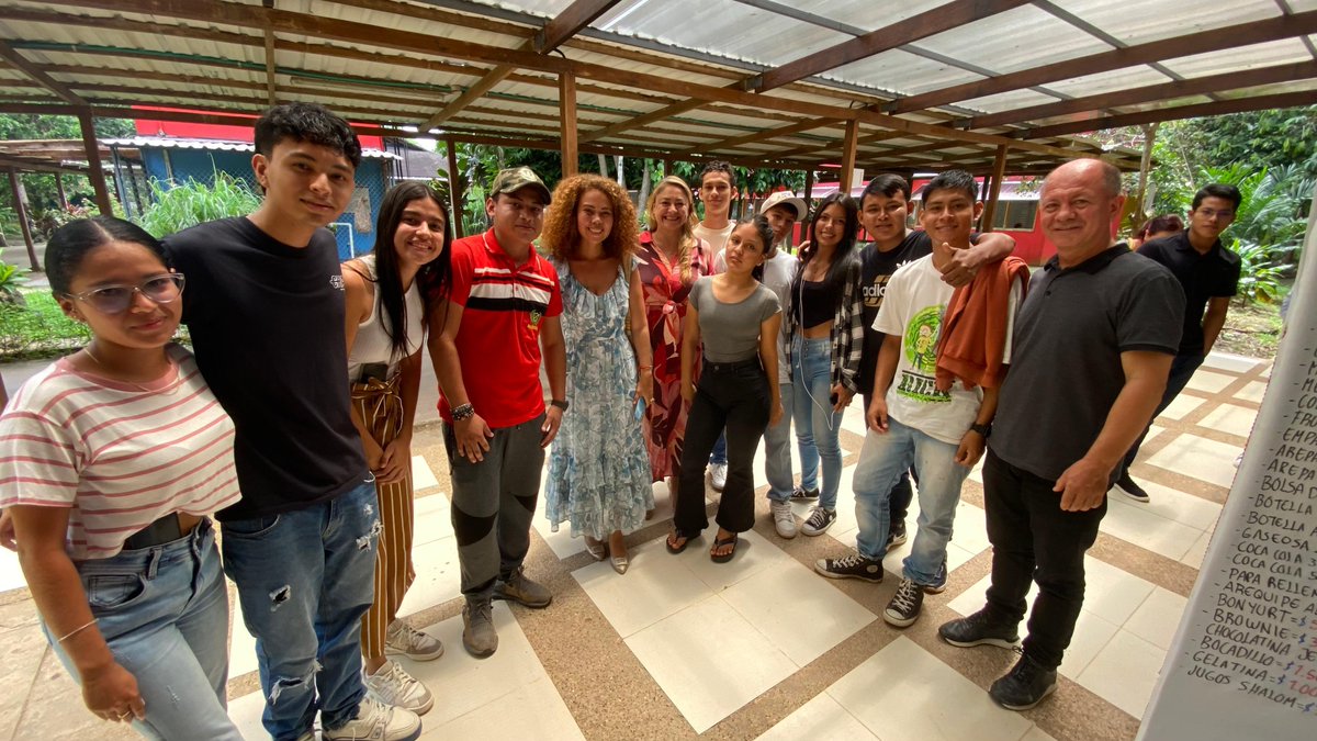 MincienciasCo's tweet photo. #MinCienciasEnRegión | En su jornada de trabajo en Leticia #Amazonas, la ministra @YeseniaOlaya y la viceministra @MariaCamiDC visitaron las instalaciones del IMANI @AmazoniaUNAL, donde hicieron seguimiento al avance de los proyectos apoyados por #MinCiencias. 
#MinCienciasAvanza https://t.co/j7UKXbHaFm