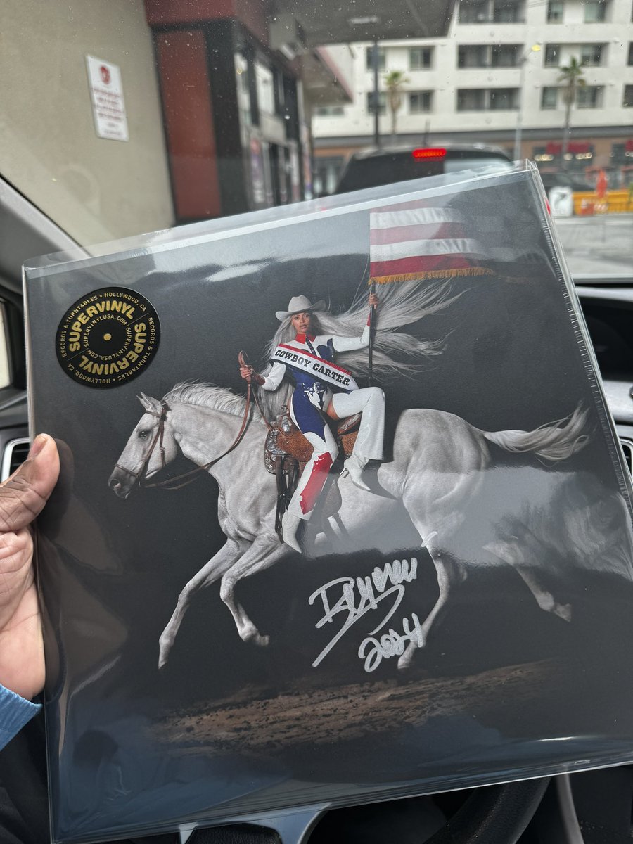 🚨 Some copies of #COWBOYCARTER signed by Beyoncé are available at SUPERVINYL in LA!