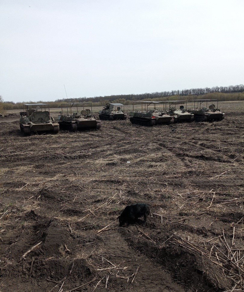 MTLBs with anti-drone roof is the new standard for Russian pigs.