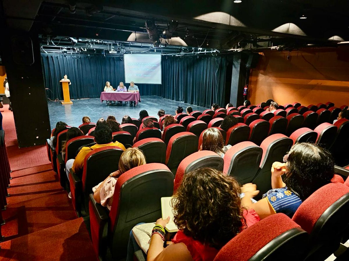 EducacionPubOax's tweet photo. Participamos en la reunión de trabajo de la Red de Igualdad de Género (RIG) de la @UABJO para entregar la Caja de Herramientas para la atención integral de víctimas de #VGM de comunidades educativas. Agradecemos a Dra. Xochitl Edith Bautista García, Directora de la #DIEG-UABJO https://t.co/ewopObQhlb
