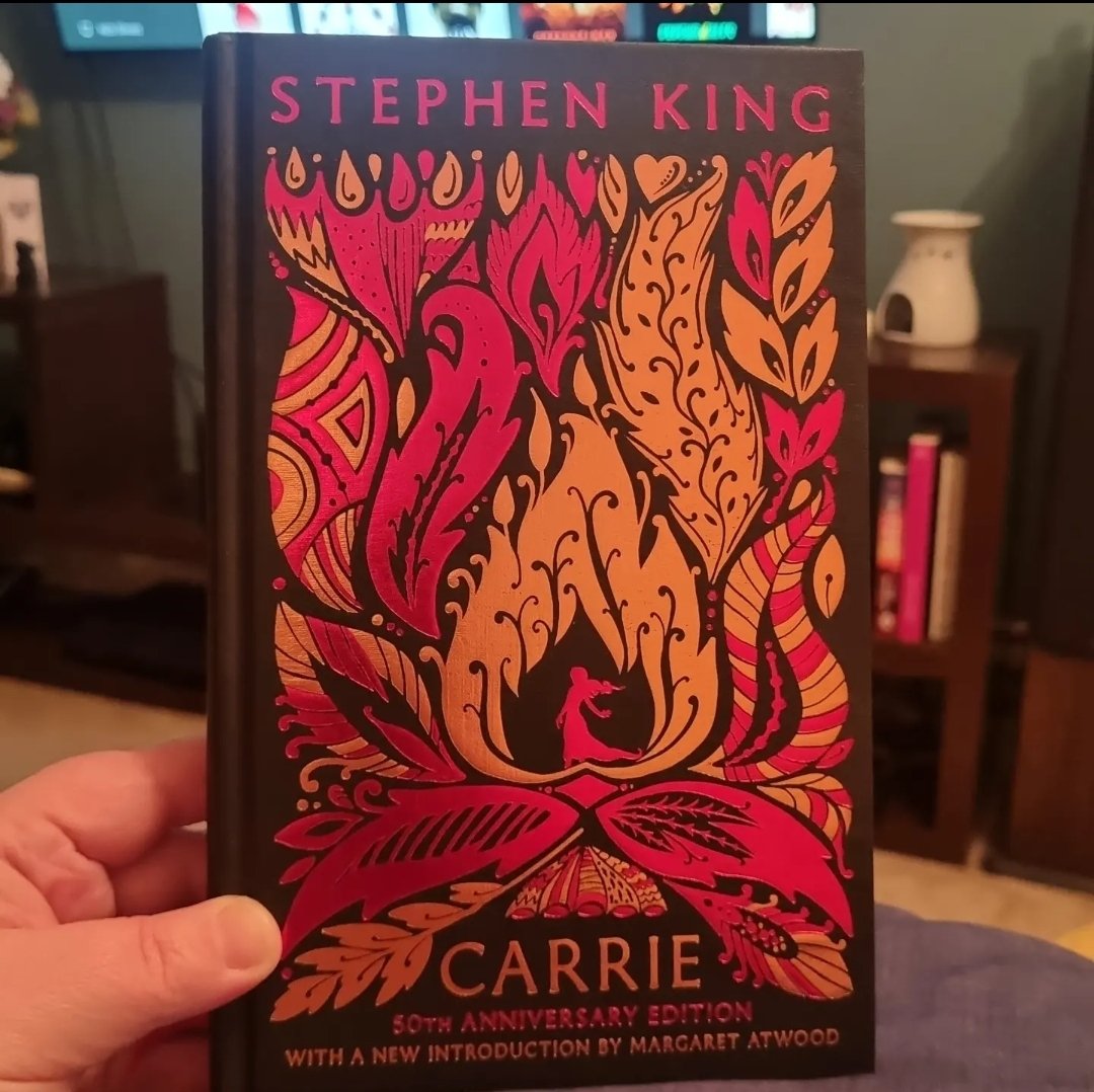 Attempting to get out of my #reading slump. #Carrie was Stephen King 's first published novel, and it turned 50, Monday just gone 🥳 I've only ever read one @StephenKing book, so why not start at the beginning 😁 Thanks for the loan @STHLibraries #50thAnniversary