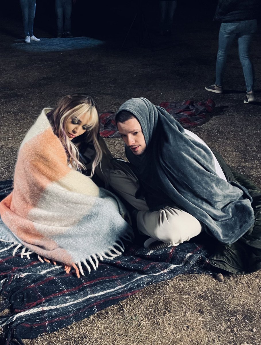 en honor a que danna sacó un discazo ayer les dejo una foto de los pasando el frío más horroroso de la historia