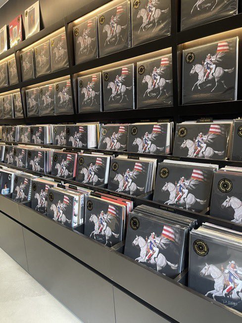 #COWBOYCARTER vinyls signed by Beyoncé with posters of the white horse cover are available at SUPERVINYL in LA! 💿