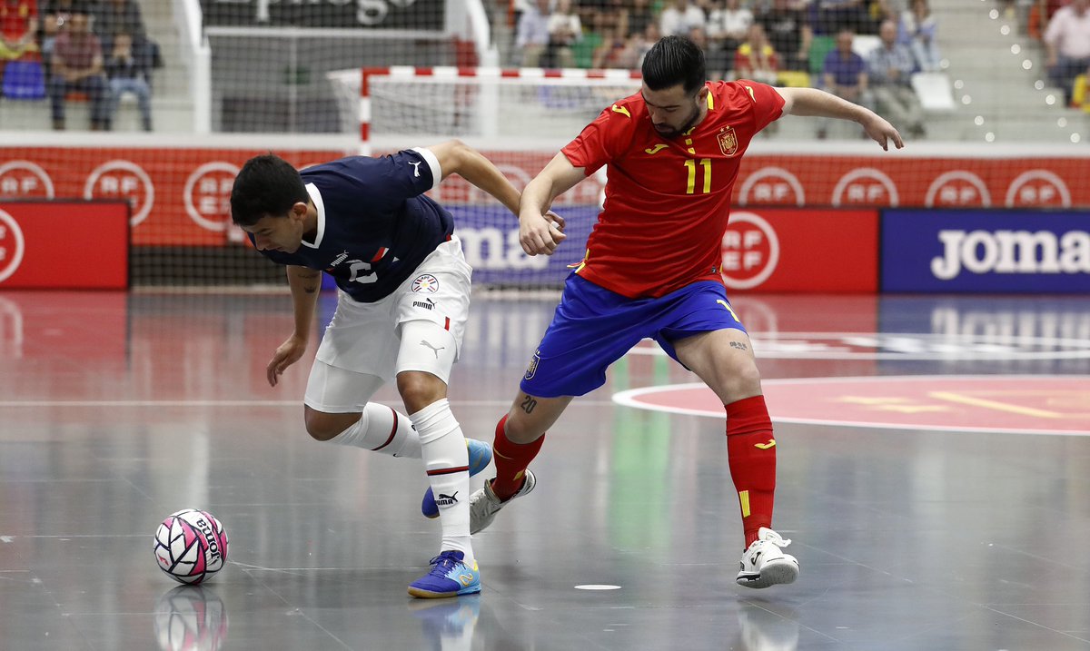 #𝐀𝐥𝐛𝐢𝐫𝐫𝐨𝐣𝐚𝐅𝐮𝐭𝐬𝐚𝐥𝐅𝐈𝐅𝐀 ⚪️🔴 🗣️ Final del partido. 🇪🇸 #España 5 🇵🇾 #Paraguay 0 🏆Amistoso Internacional. ✅ Partido 1. 🏟️ Manzanares Arena, España. 📸 @FutSalRFEF #FutsalAPF🇵🇾