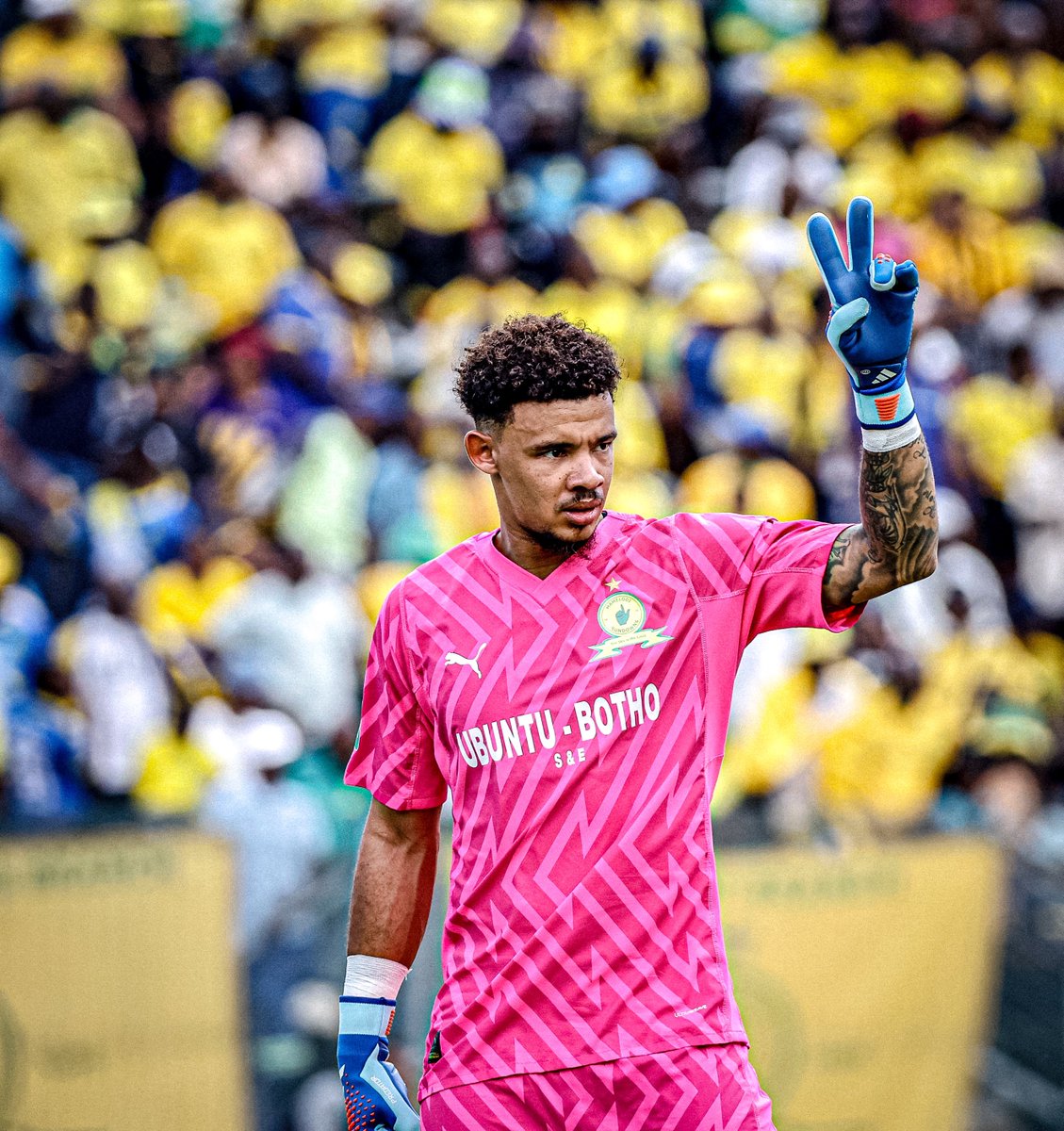 ENCORE LUI. 🇿🇦🤯 Ronwen Williams arrête 2 penaltys lors des TAB et qualifie Sundowns en 1/2 de la Coupe Nedbank ! 🧤🧤 Il l’avait déjà fait la semaine dernière pour les qualifier en 1/2 de LDC et 2 fois lors de la dernière CAN, juste incroyable. 😮‍💨