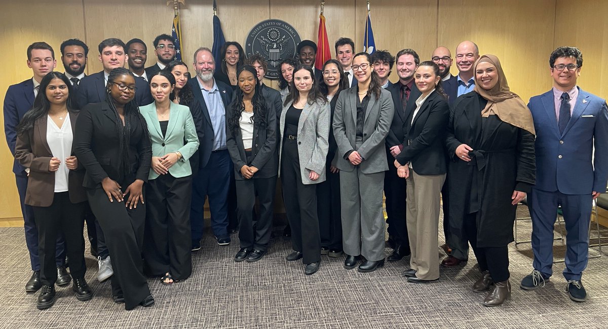 Le consul général Robert P. Sanders et des membres de son équipe rencontraient aujourd'hui les membres la Délégation des Nations Unies de @UMontreal qui ont représenté les États-Unis lors du National Model United Nations (NMUN) Conference à New York récemment. Ce fut un plaisir