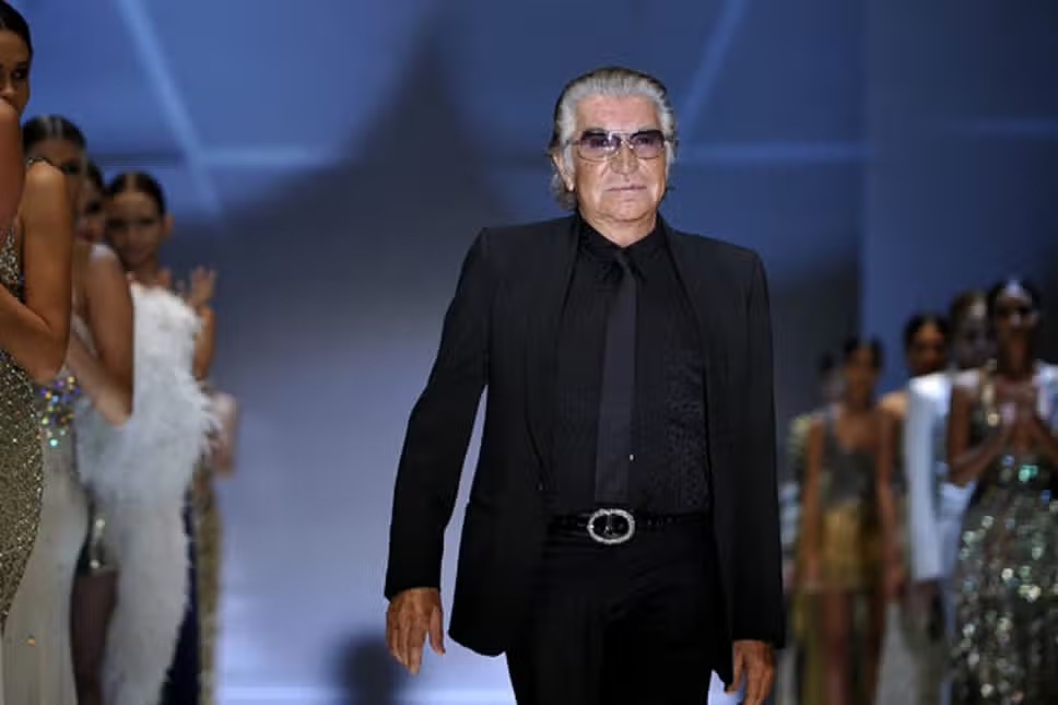 RIP Roberto Cavalli 83 Jahre alt Italienischer Fashion-Designer, dessen Vorliebe für Python und extravagante Tiermotive ihn jahrzehntelang zum Liebling des internationalen Jetsets machte. france24.com/en/live-news/2…