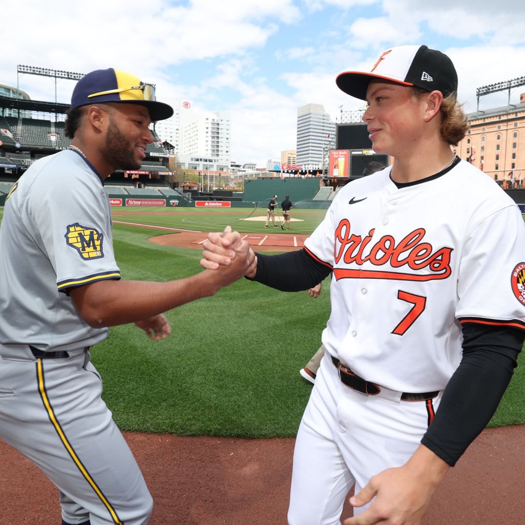 ¡Presente y futuro! Los principales prospectos del béisbol se enfrentan esta noche en Baltimore. Jackson Chourio y Jackson Holliday. 📸: @Brewers. #ElExtrabase⚾️