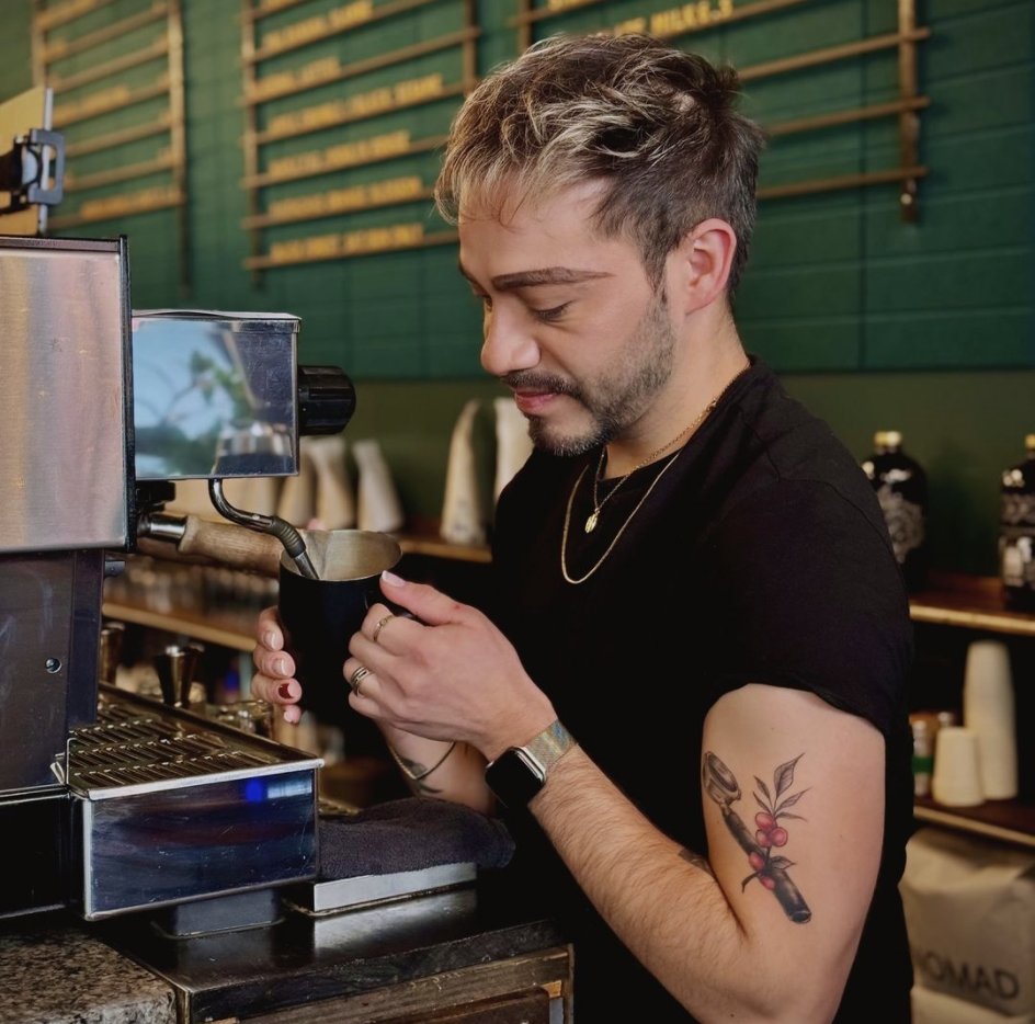 CHAPÍN CON AROMA A CAFÉ ☕👌  
Alejandro Griffin-Diaz, es un barista guatemalteco que residen en 🇺🇲. El experto en café participará en el London Coffee Masters 2024, competencia internacional que elige al mejor barista del 🌎.  👏 

#NuestroDiario. 🗞️📱
 📷: RR. SS.