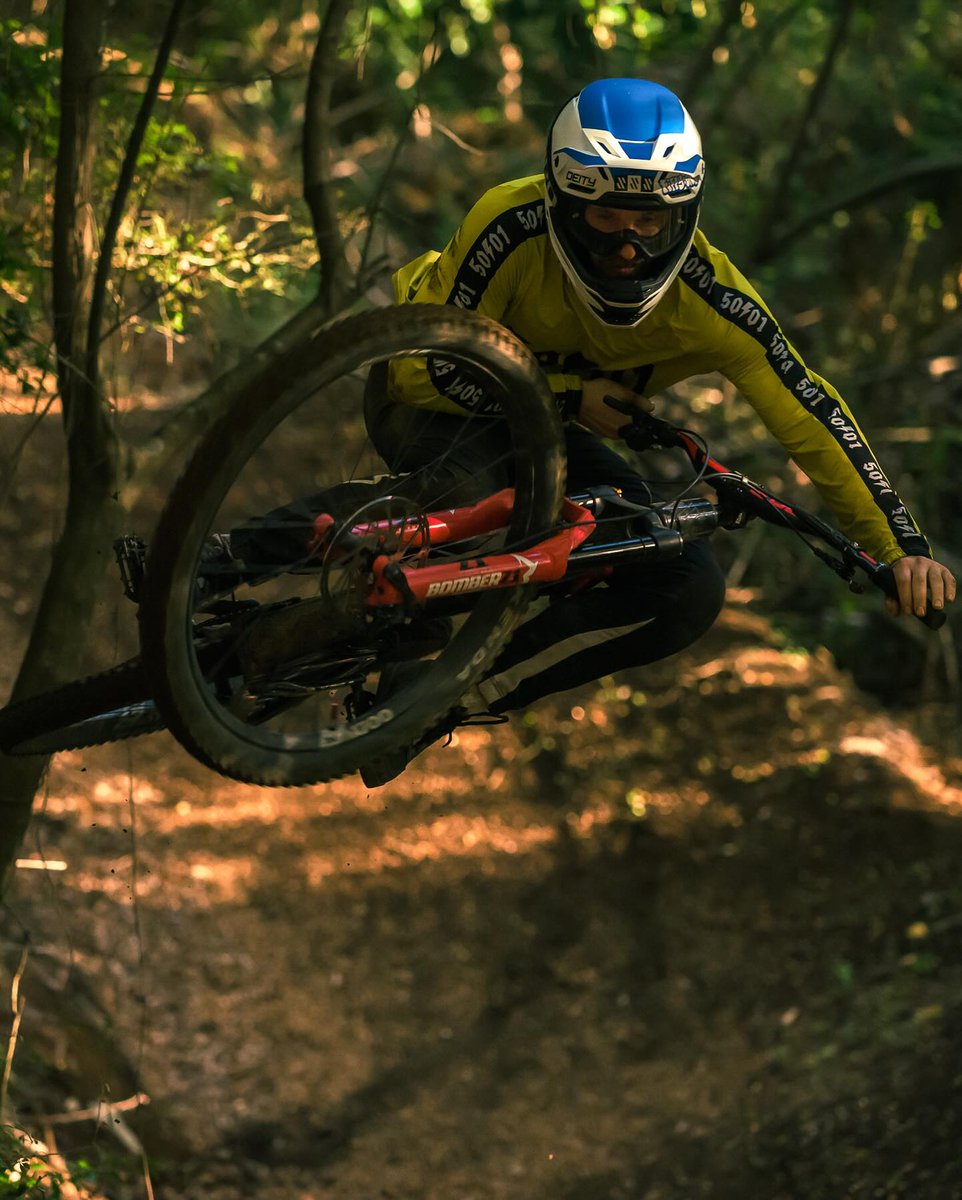 Love is the feeling you get when you like someone more than you love your bike 🚲✔

Credits to @loosedoglewis 📷🔥

Check out our collection@Corkicycleco ⚙️

#corkicycleco #downhill #biking #mtb #mtblife #sports  #foxracing #redbull