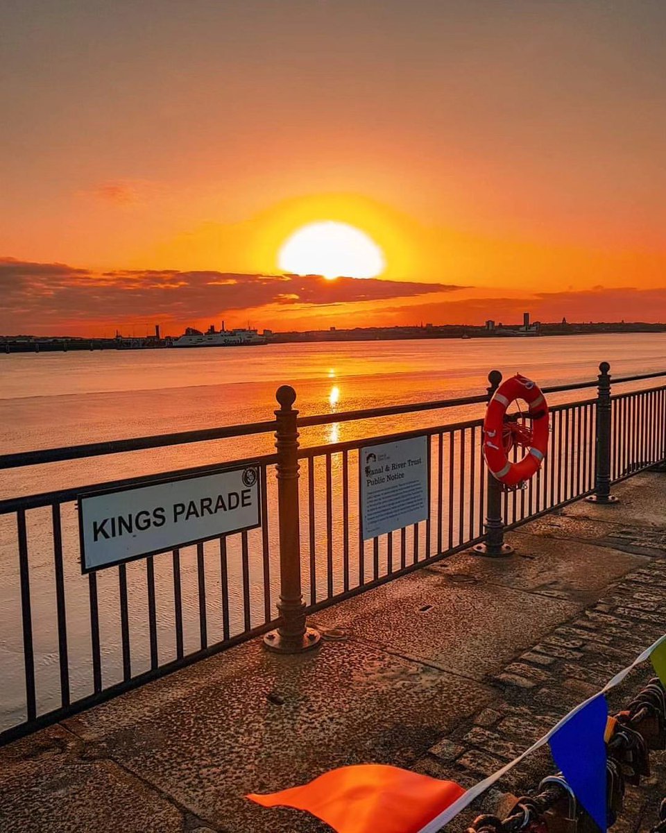 Sunsets on the Mersey 🌅 

📸 Jennie Hughes