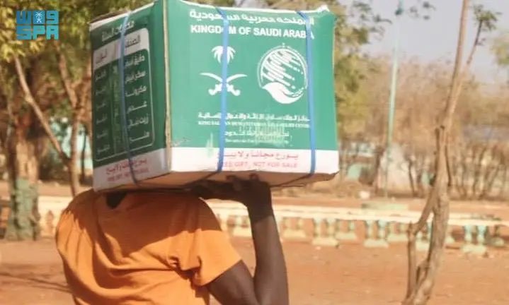 السعودية تواصل إغاثة السودان.. توزيع سلال غذائية للأسر الأكثر احتياجًا والنازحة في مدينة بورتسودان السودانية. -