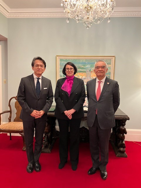 On Apr 11, Consul General Maruyama, together with Ambassador Yamanouchi, paid a courtesy call on the Hon. Janet Austin (@LGJanetAustin), Lieutenant Governor of BC, and exchanged views on how to further strengthen the cooperative relationship between Japan and BC in the future.