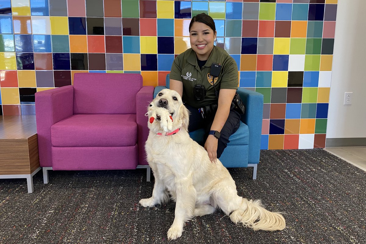 A member of the @SAISDPolice CARE Team rescued a citizen in distress last week. Read more: saisd.net/page/article/1… Un miembro del equipo @SAISDPolice CARE rescató a un ciudadano en peligro la semana pasada. Lea más: saisd.net/page/article/1…