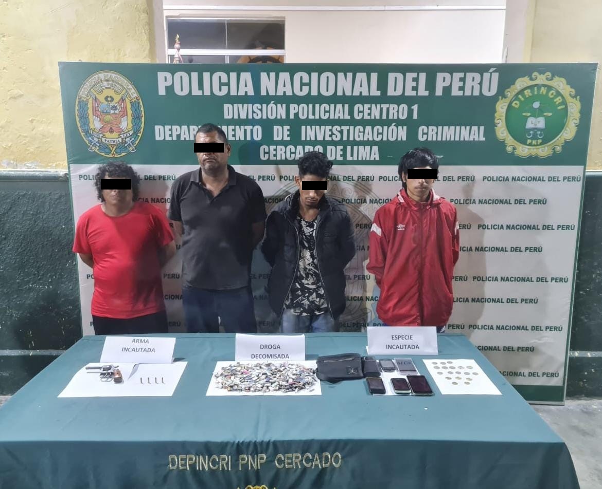 📸| Agentes del Depincri Cercado de Lima desarticularon la banda criminal Los Corotos de la Zona al momento que realizaban un pase de droga entre la avenida Enrique Meiggs y jirón Ascope. Se les incautó una pistola y decomisó envoltorios que contenía cocaína.