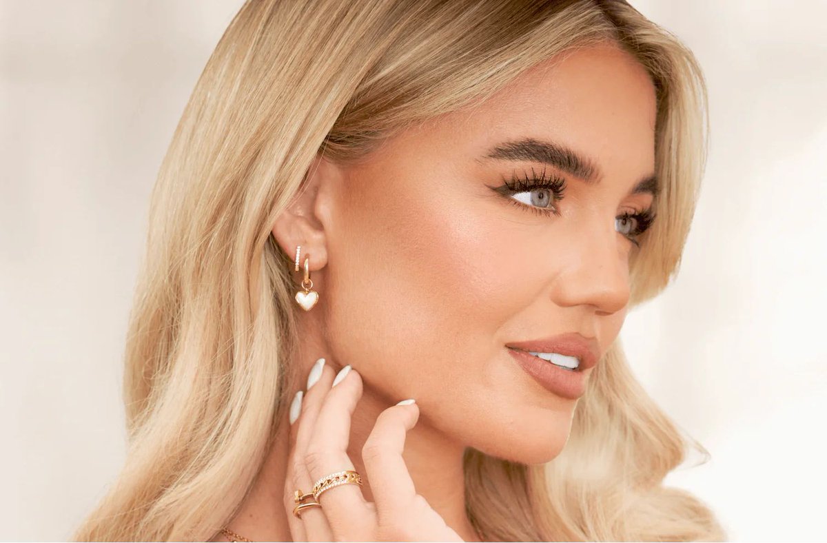 Love Island’s Molly Smith’s new jewellery collection collaboration features a luxe-looking £70 clover bracelet #affiliates ok.co.uk/lifestyle/fash…