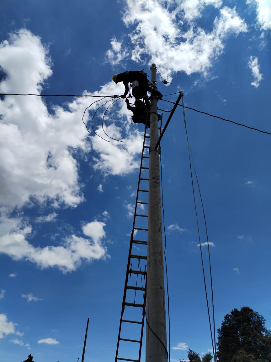 #Bolívar En los accesos al Lago Las Cochas, se realizan los trabajos de repotenciación y expansión de la red para alumbrado público. Estas obras permitirán mejorar la iluminación y seguridad en la zona, beneficiando a turistas, residentes y negocios locales.