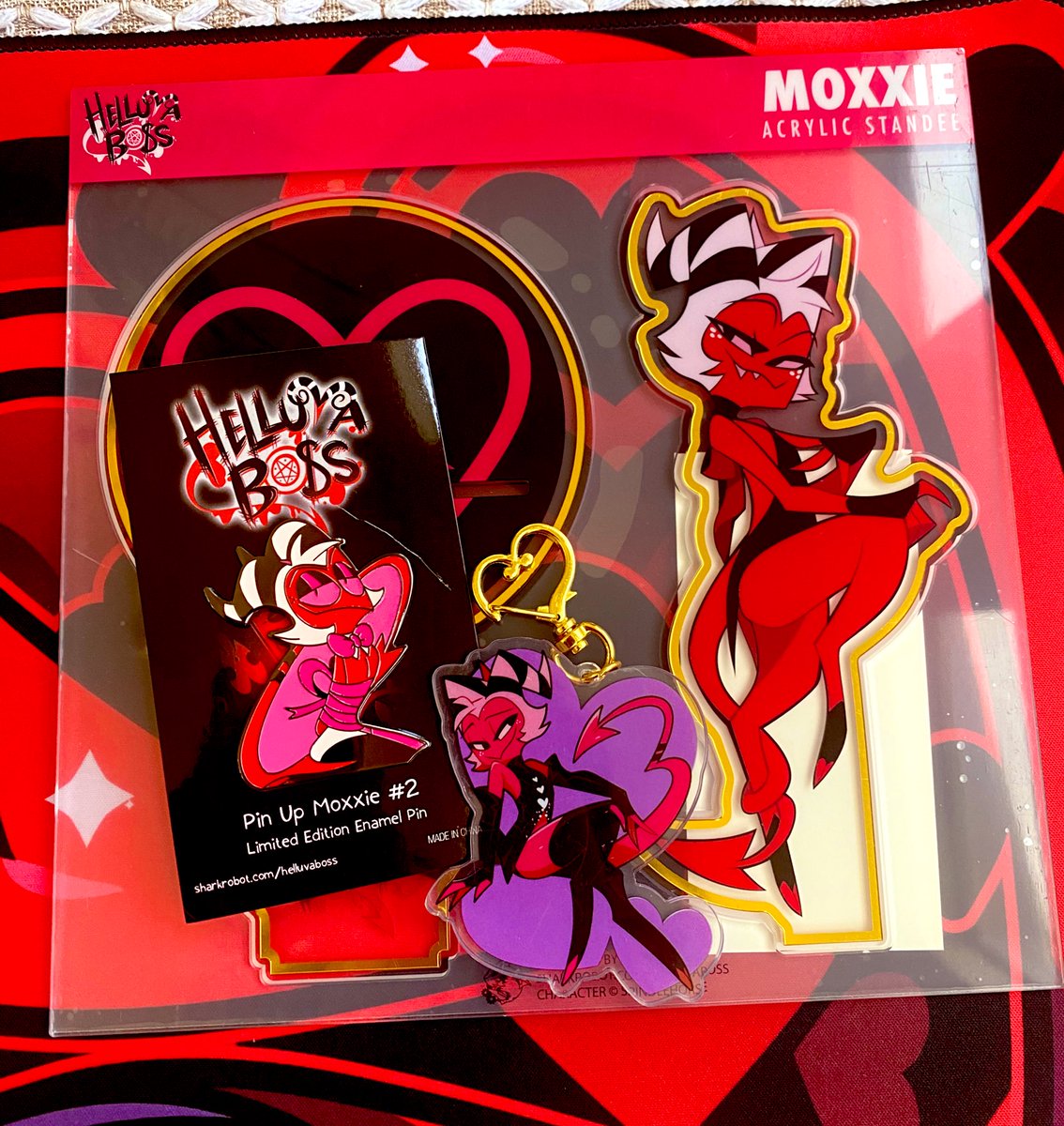 Prince_Papaya's tweet image. I’m going to cry, 
ive gotten the most beautiful pieces of merch I’ve ever seen🥹💕

#moxxie #sharkrobot #helluvabossmerch