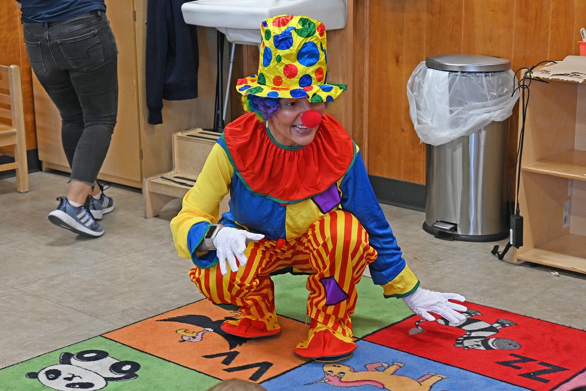 .@CyFairISD ELCs have been celebrating Week of the Young Child & this morning @Telge_ELC capped off the week with a picnic with parents! Community Programs director @CFISDNydia jumped in on the celebration by dressing up as a clown to match the circus theme! #CFISDspirit 🎉🤡