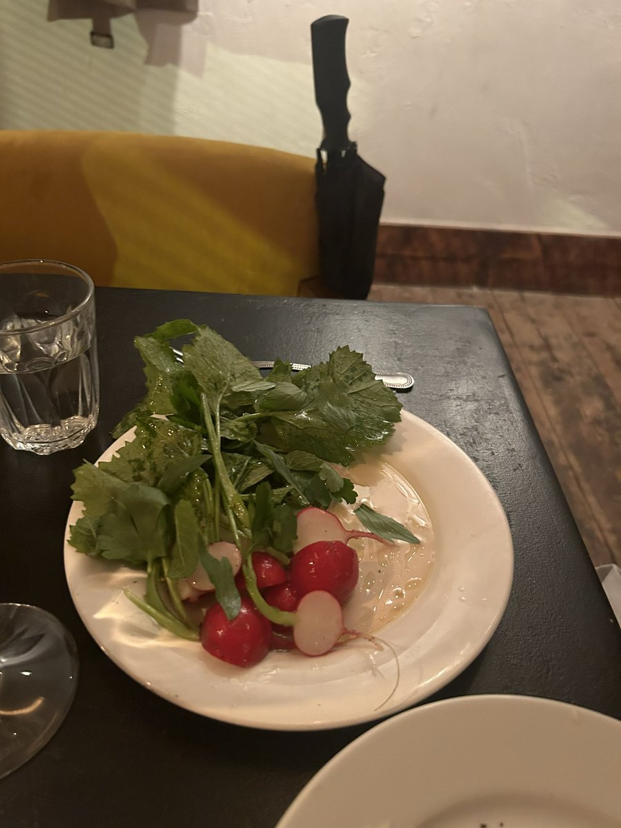 Heading back to the Motherland after a fab first week in London. Still can’t quite believe we ordered and paid £12* for this plate of radishes in the trendy North London eaterie 🤣 *tbf it also had sorrel and mint 🤣🤣