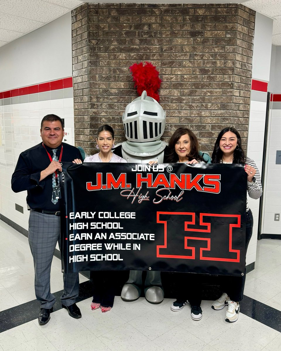 Thank you @RCadena2001LTD and @JMHanksHigh for the awesome banners to promote the #KingdomOfChampions Early College. Where it all starts…at the KINGDOM OF CHAMPIONS feeder pattern. 🏰🌟@GlenCoveStars @LauraBurdett3 @CrystalSalom