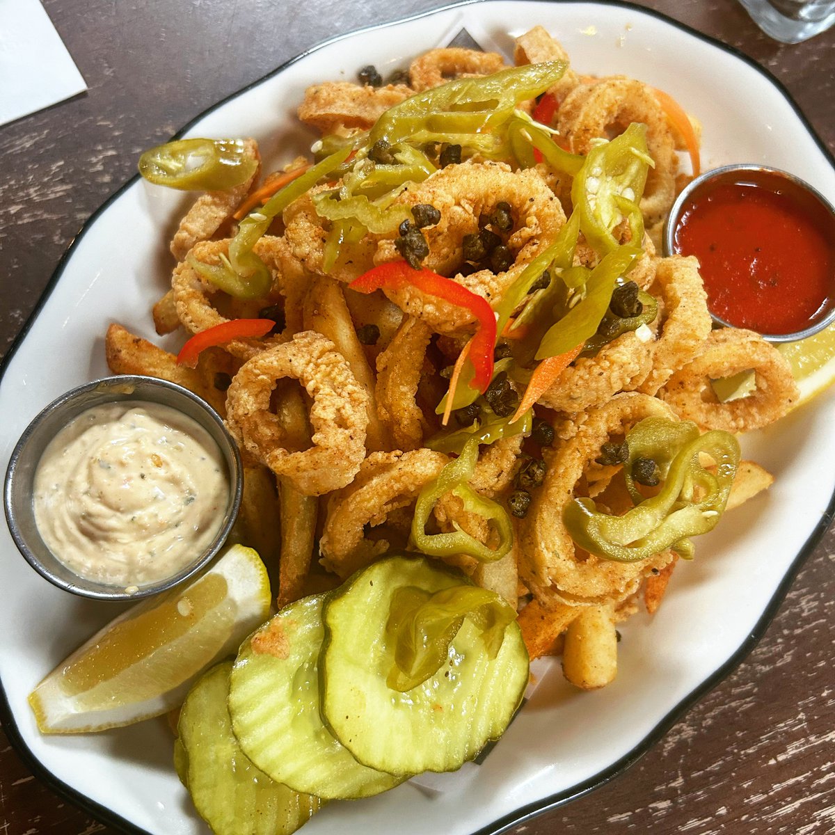 👨🏽‍🍳 Chef’s special tonight: 𝐂𝐫𝐢𝐬𝐩𝐲 𝐂𝐚𝐥𝐚𝐦𝐚𝐫𝐢 buttermilk fried calamari, old bay fries, italian long hot peppers, crispy capers, dill pickles, house-made marinara & remoulade #urbansaloon