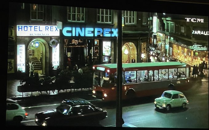 Escenas de la película 'El Crack' de Garci en 1981. Se puede ver rincones de la Gran Vía de Madrid, incluido el Cine Rex.