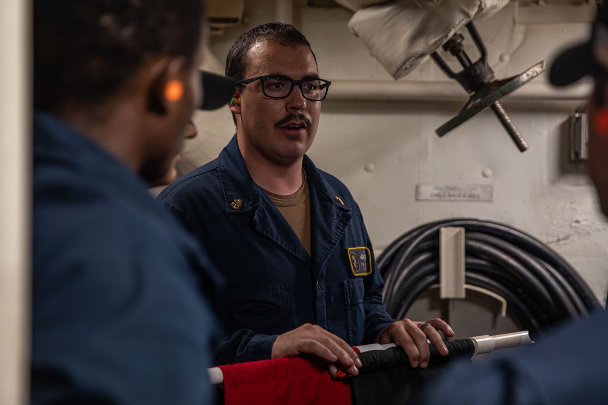 🤓📚 A Gas Turbine Systems Technician (Mechanical) teaches about equipment used during damage control drills aboard the Arleigh Burke-class guided-missile destroyer USS Laboon (DDG 58). #Connectedness #USN #LifeAtSea #NavyLeadership 📸: Petty Officer 3rd Class Alice Husted