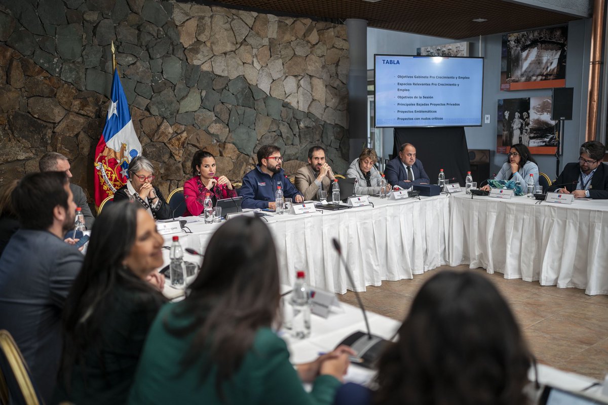 Desde Los Andes sesionamos en un nuevo Gabinete Pro Crecimiento y Empleo junto a ministras y ministros, la delegada @Sofia_GonzCo, el gobernador regional @RMunda y representantes de empresas de la zona para revisar proyectos públicos y privados que son claves para la región,…