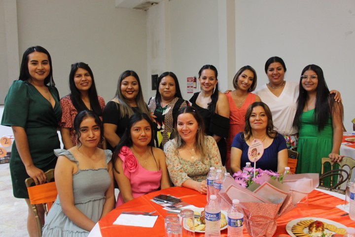 En el mpio. de Jalpan de Serra, Qro., se llevó la celebración del Día de la Educadora y el Educador de la región sindical I, al festejo asistió el Prof. Francisco Ramírez Labra, Srio. Gral. acompañado de la Dra. Martha Elena Soto Obregón, Sria de Educ. en el Edo de Qro. #SNTE