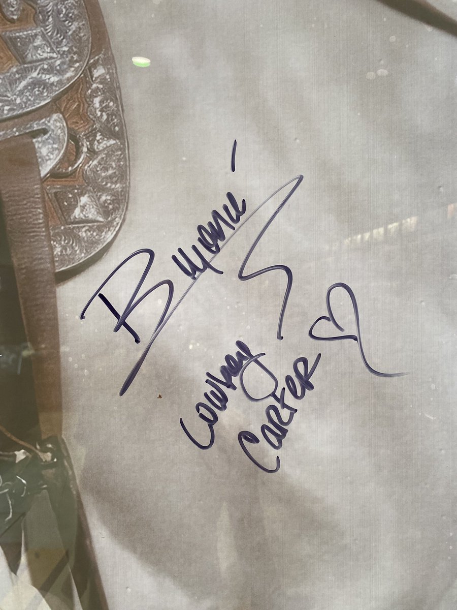 The SUPERVINYL store window signed by Beyoncé 💟 📸 | @ArnoldMaxx