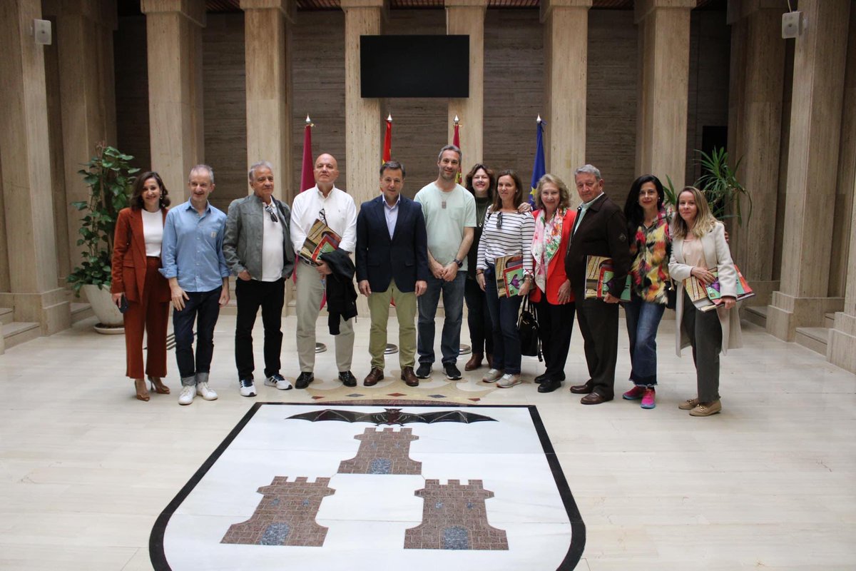 AytoAlbacete's tweet photo. 🔵 El alcalde Manuel Serrano ha recibido a un grupo de corresponsales de medios internacionales que han sido invitados a un “prees trip” para conocer los atractivos turísticos de la ciudad 🏙️.  

👉🏻 También estaba presente en la concejala de Turismo, Rosa González de la Aleja. https://t.co/NUzgwr0vYn