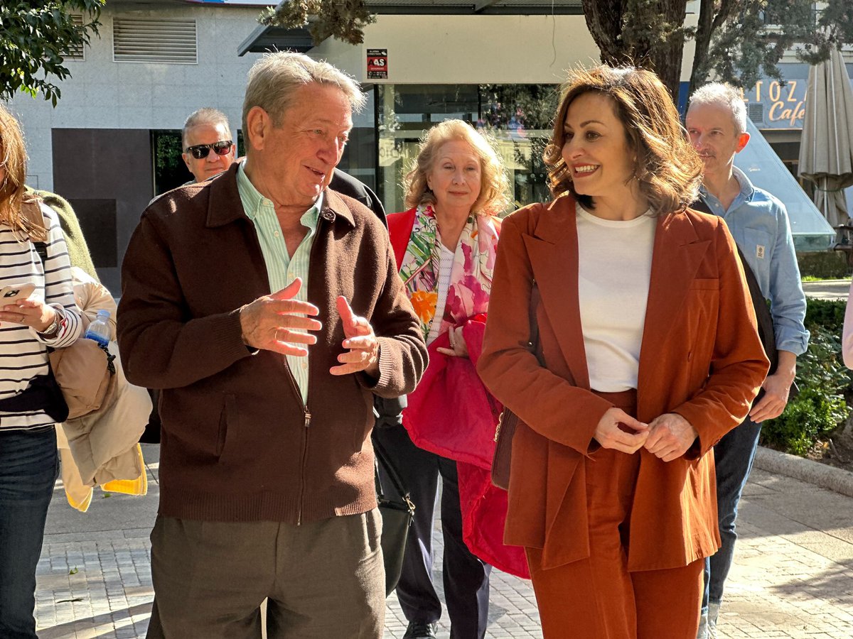 AytoAlbacete's tweet photo. 🔵 El alcalde Manuel Serrano ha recibido a un grupo de corresponsales de medios internacionales que han sido invitados a un “prees trip” para conocer los atractivos turísticos de la ciudad 🏙️.  

👉🏻 También estaba presente en la concejala de Turismo, Rosa González de la Aleja. https://t.co/NUzgwr0vYn