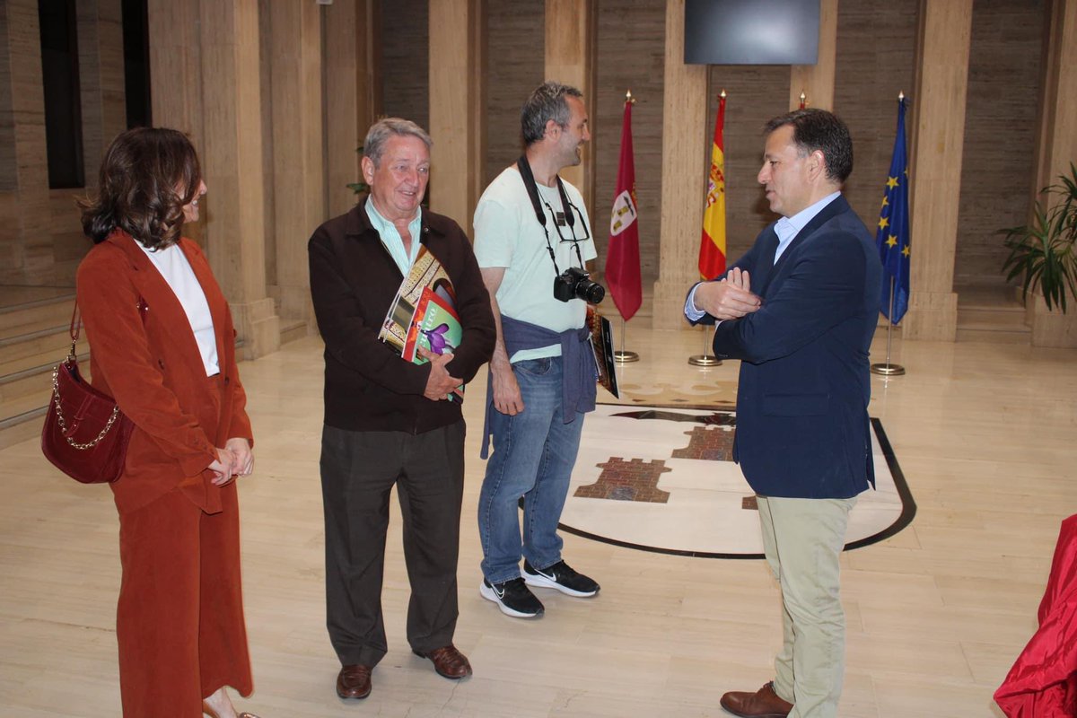 AytoAlbacete's tweet photo. 🔵 El alcalde Manuel Serrano ha recibido a un grupo de corresponsales de medios internacionales que han sido invitados a un “prees trip” para conocer los atractivos turísticos de la ciudad 🏙️.  

👉🏻 También estaba presente en la concejala de Turismo, Rosa González de la Aleja. https://t.co/NUzgwr0vYn