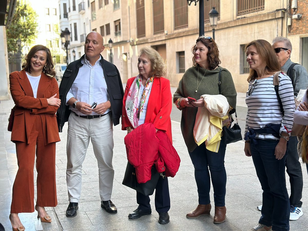 AytoAlbacete's tweet photo. 🔵 El alcalde Manuel Serrano ha recibido a un grupo de corresponsales de medios internacionales que han sido invitados a un “prees trip” para conocer los atractivos turísticos de la ciudad 🏙️.  

👉🏻 También estaba presente en la concejala de Turismo, Rosa González de la Aleja. https://t.co/NUzgwr0vYn