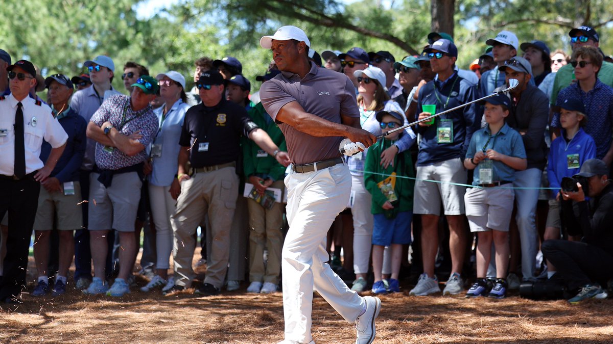 Not a phone in sight. Just fans watching @TigerWoods making history... again 🤩 #TheMasters