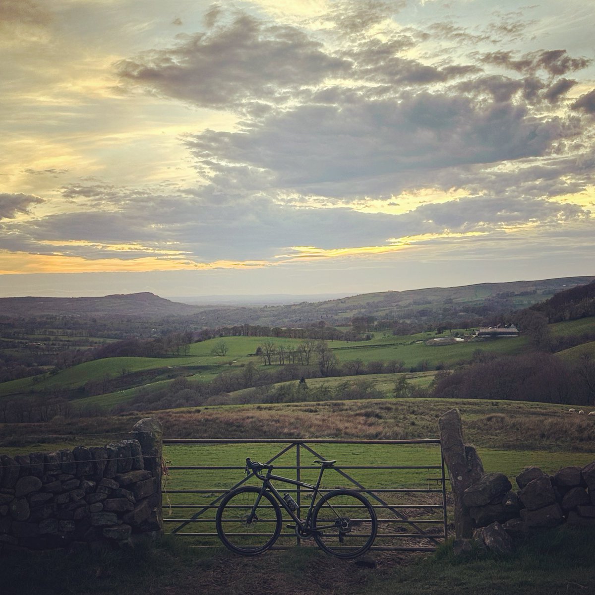 Friday night roll around the Roaches 🚴‍♂️