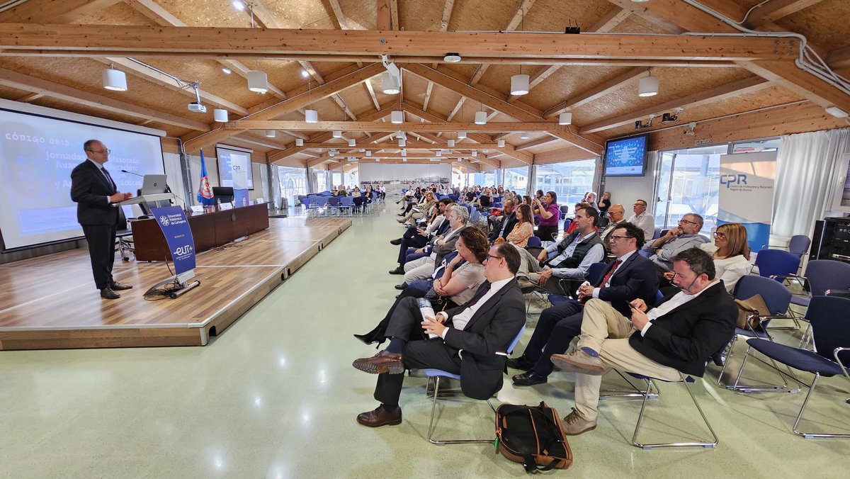 Educarm's tweet photo. @VictorMarinNav clausura la jornada del profesorado sobre avances educativos destacando que @regiondemurcia está aplicando de manera pionera y con magníficos resultados, programas educativos basados en la evidencia científica como el de #REFEREN-T
#éxitoescolar #RegióndeMurcia https://t.co/7D99Movdk1