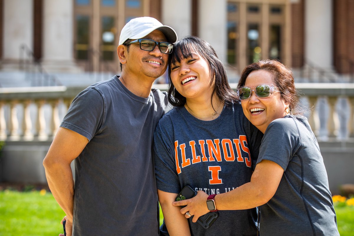 No one is more supportive than an Illini Mom. 🧡 Whoever you're spending this weekend with, take a minute to thank them for being your biggest fan.