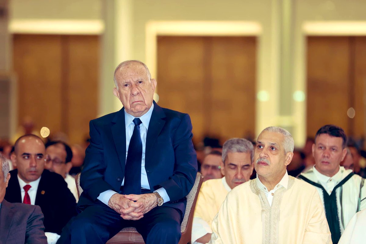 Le chef d'état major de l'armée est le véritable président de l'Algérie.

Ce vieillard incontinent a besoin d'une chaise à la mosquée.

La situation du pays ressemble à celle de ses dirigeants, vieux, malade et fatiguée.

Une junte mafieuse gérontocratique.