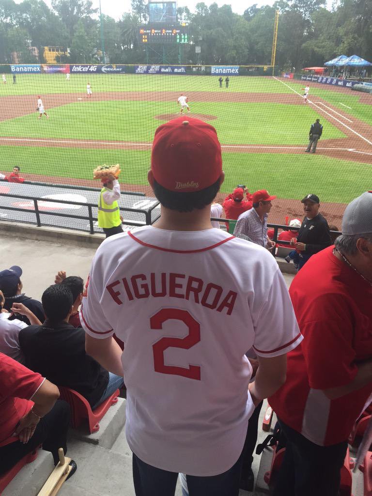 Feliz cumpleaños #eresmiidolo <a href="/CFigueroaV12/">Carlos Figueroa Vill</a>. Que este sano y que siga poniendo numeritos en su formidable carrera.